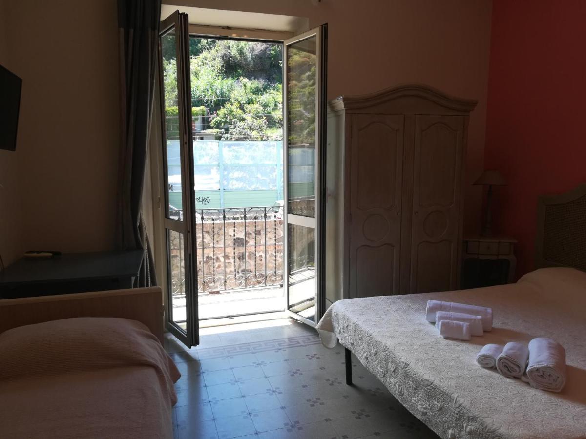 B&B A Due Passi Dal Mare Scilla Exterior photo